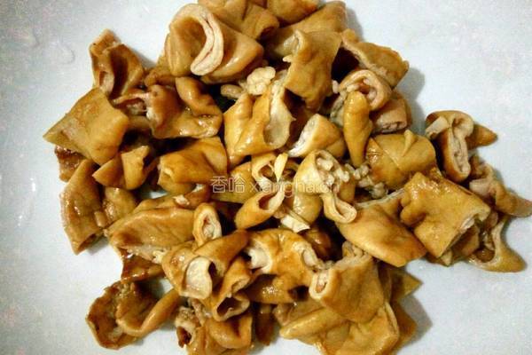 肥肠炒洋葱的做法图解1