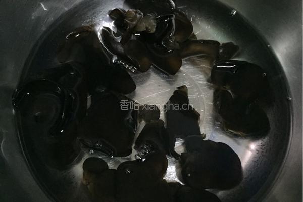 凉拌木耳洋葱的做法图解2