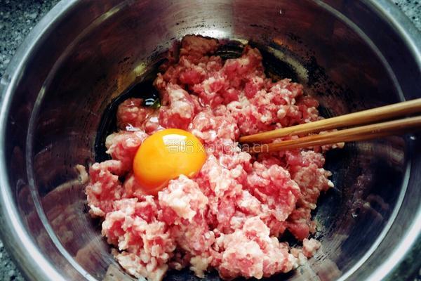 牛肉芹菜饺子的做法图解1