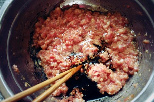 牛肉芹菜饺子的做法图解2