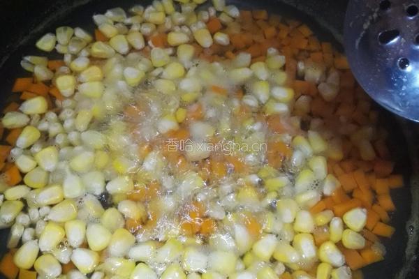 火腿胡萝卜什锦丁炒玉米的做法图解3