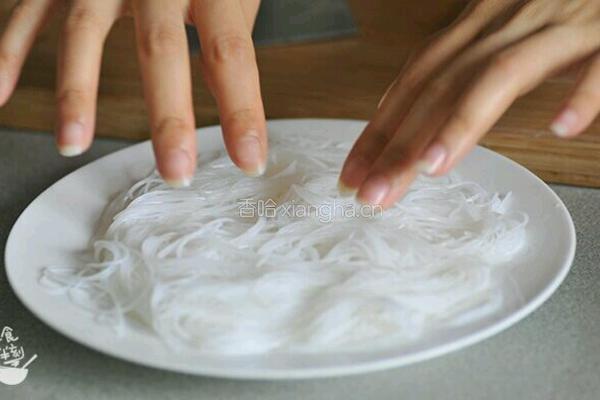 蒜到你了‖蒜蓉粉丝蒸虾的做法图解2