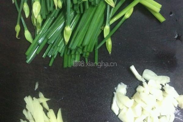 猪腰炒韭菜花的做法图解2