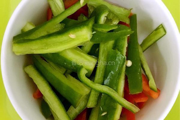 蒜苔炒腊肠的做法图解2