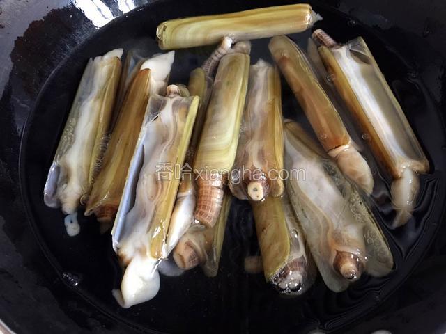 和凉水一起下锅，水开后捞出。
