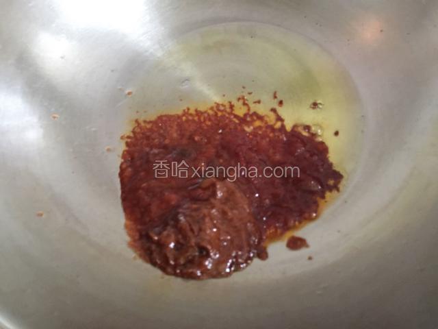 锅内放油烧热，放入三种酱料略炒。