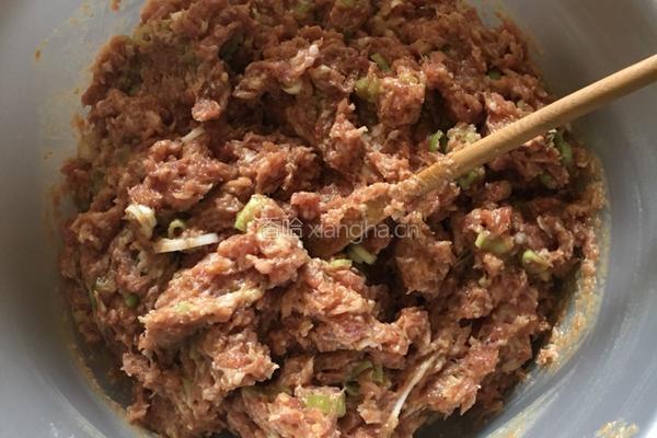 猪肉豇豆馅包子的做法图解2