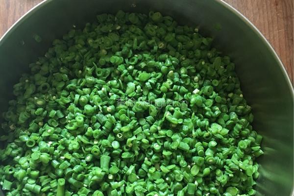 猪肉豇豆馅包子的做法图解3