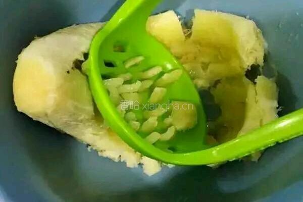 香煎芹菜饼的做法图解1