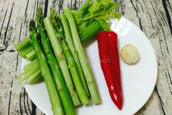 凉拌芦笋西芹豆腐皮的做法图解2