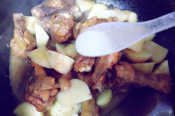土豆鲍菇烧鸡翅根的做法图解12