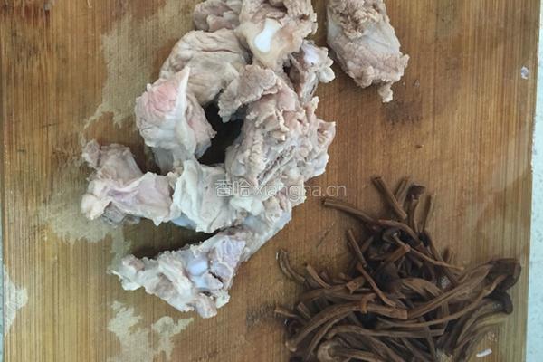 茶树菇排骨汤的做法图解1