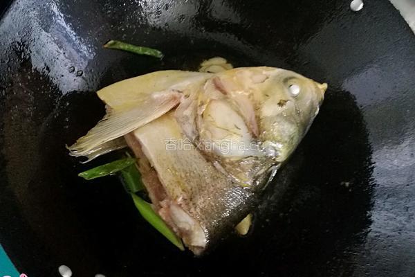 鱼头豆腐汤的做法图解1