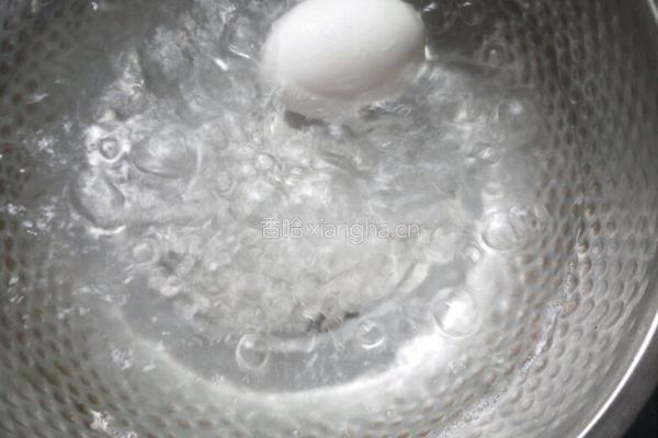 麻辣咸鸭蛋的做法图解3