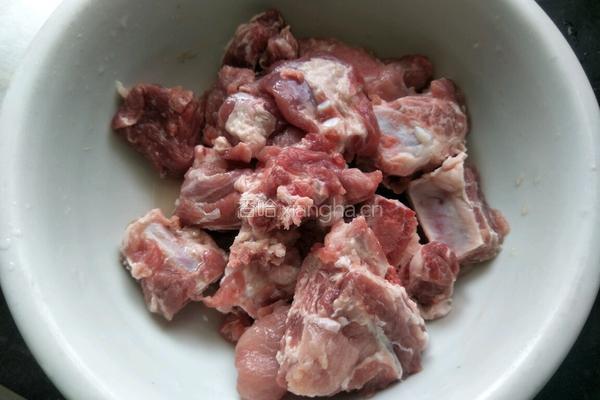 排骨玉米胡萝卜冬瓜汤的做法图解1