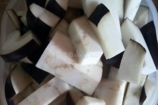 蒜香茄子的做法图解1