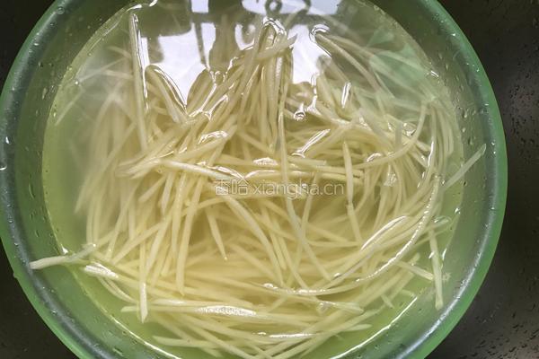 酸辣土豆丝的做法图解2