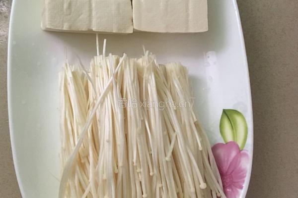 凉拌豆腐金针菇的做法图解1