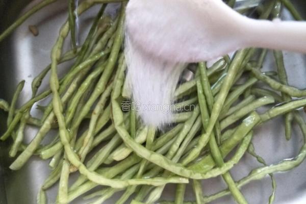 蒸老豆角的做法图解3