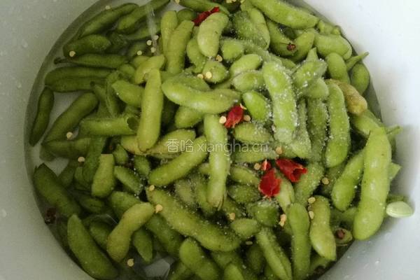 蓝调盐水煮毛豆的做法图解2