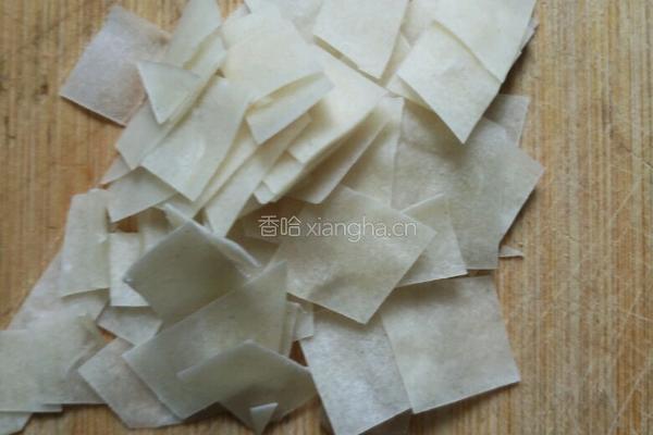 鸡蛋面皮块粥的做法图解2