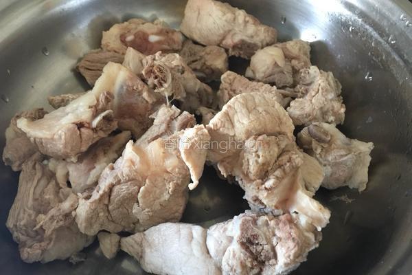 青菜排骨汤的做法图解1