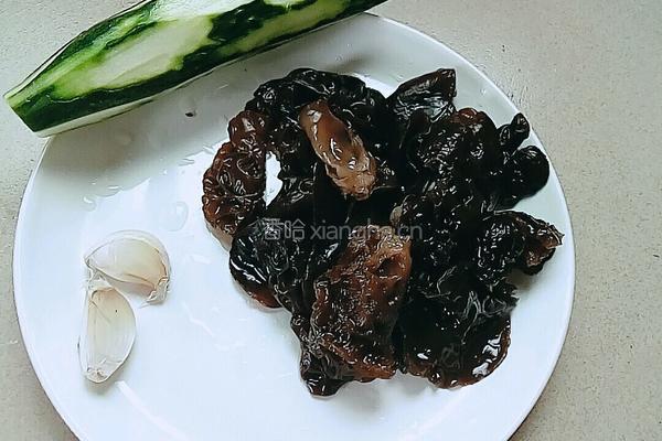 木耳炒青瓜的做法图解1