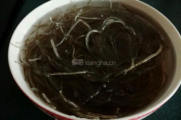 咸鱼肉末粉丝煲的做法图解1