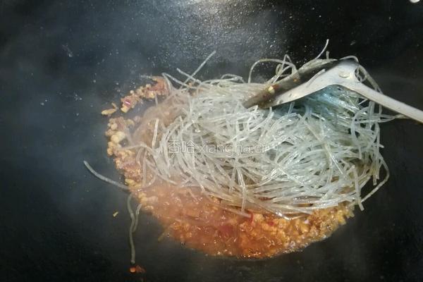 咸鱼肉末粉丝煲的做法图解7