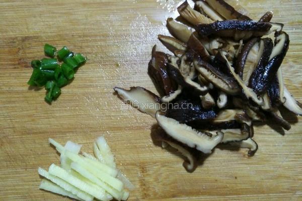 香菇蒸鸡翅的做法图解2