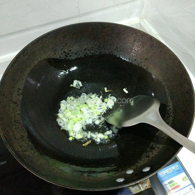 锅里放油，放入葱花