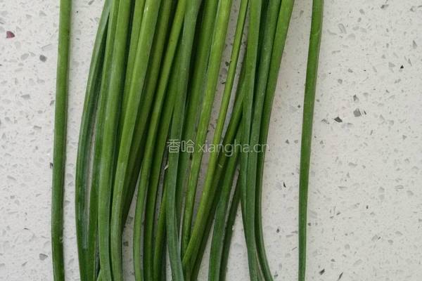 韭菜苔熏干儿炒肉丝的做法图解1