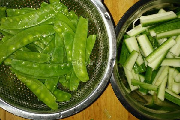 丝瓜炒荷兰豆的做法图解2