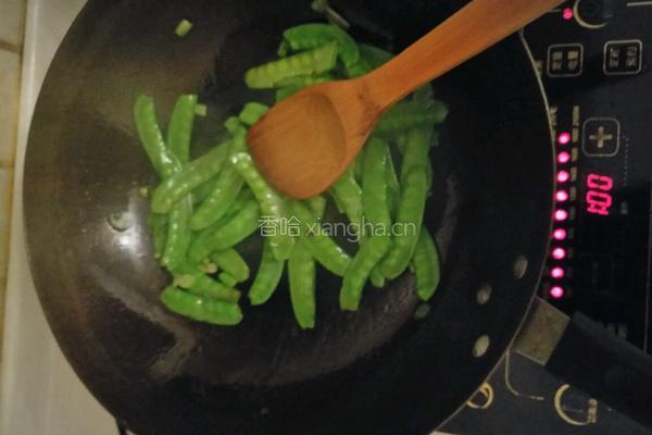 丝瓜炒荷兰豆的做法图解4