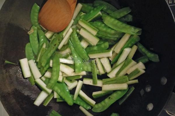 丝瓜炒荷兰豆的做法图解5