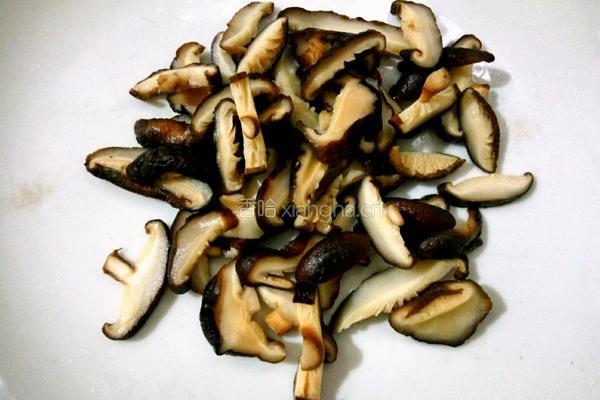 豆腐烧香菇的做法图解1