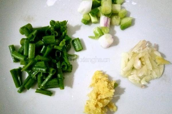 豆腐烧香菇的做法图解2