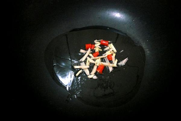 酸菜炒肥肠的做法图解4