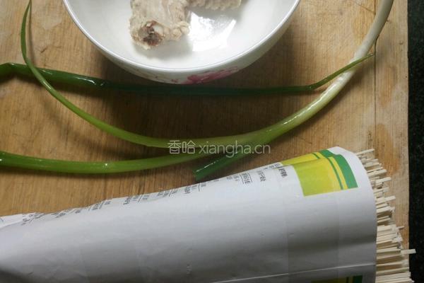 酱排骨面的做法图解1