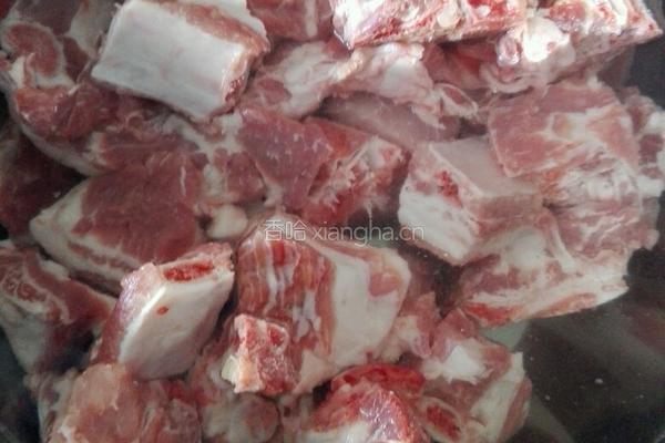 排骨炖豆角的做法图解1