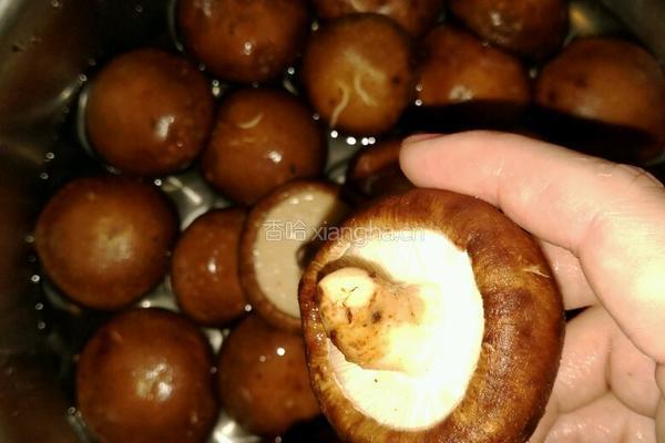 干煸香菇的做法图解1