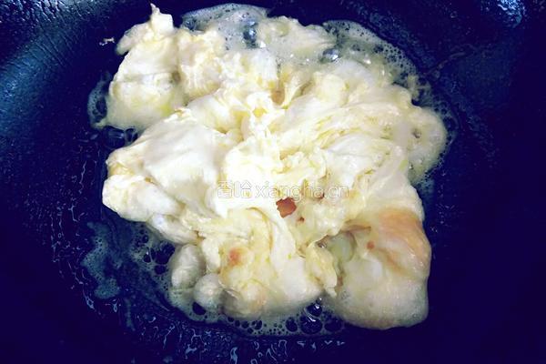 白玉菇炒鸡蛋的做法图解3