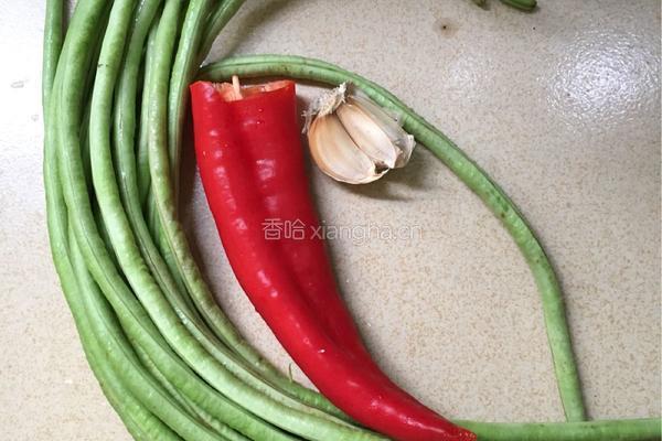 蒜香豆角的做法图解1
