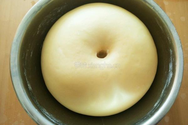 意面酱料抱蛋披萨 的做法图解4