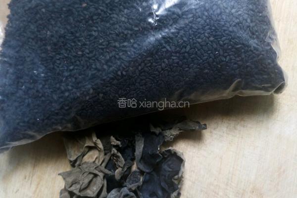 凉拌黑木耳的做法图解1