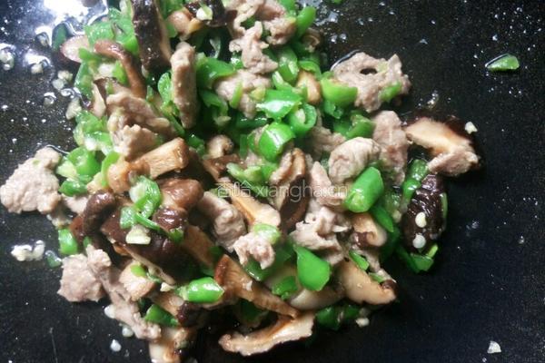 香菇青椒小炒肉的做法图解8