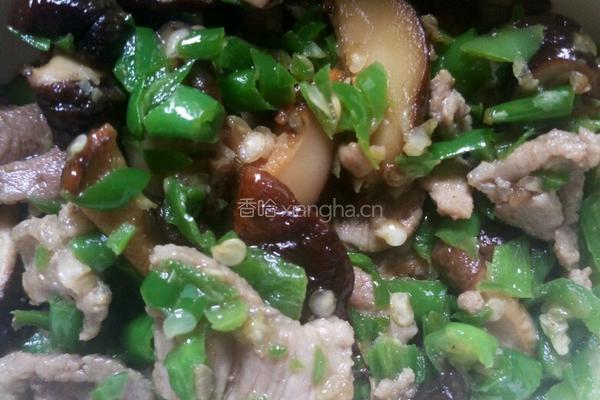香菇青椒小炒肉的做法图解9