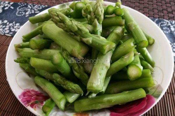 芦笋炒鸡蛋的做法图解1