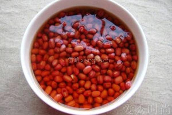 牛奶红豆汤的做法图解1