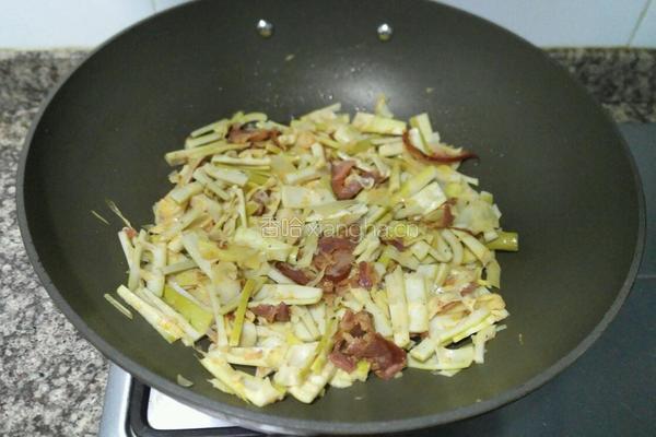 酸笋炒腊肉的做法图解9